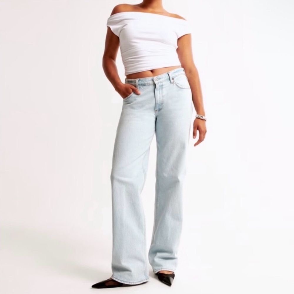 Abercrombie & Fitch Light Wash Baggy Mid Rise Jeans